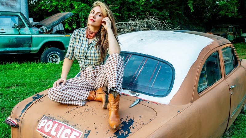 Ella Hooper Drops New Single + National Tour